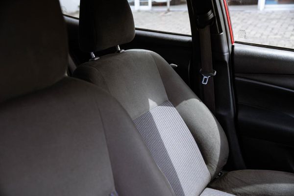 2019-Toyota-Yaris-15-XI-5-dr image:8