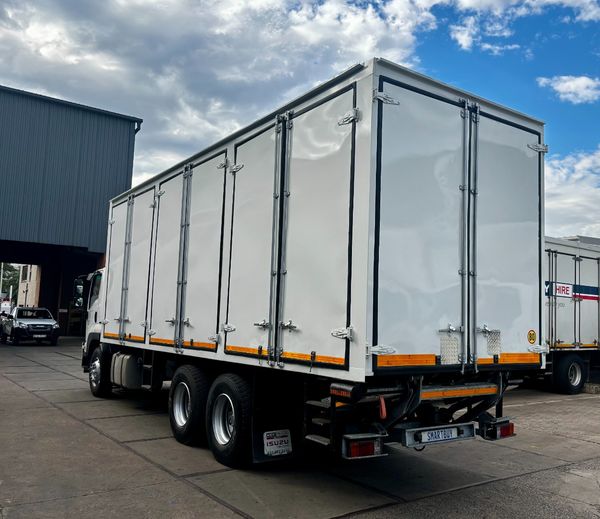 2020-Isuzu-F-Series-FVZ1400-Multi-Door-with-Tail-Lift image:3