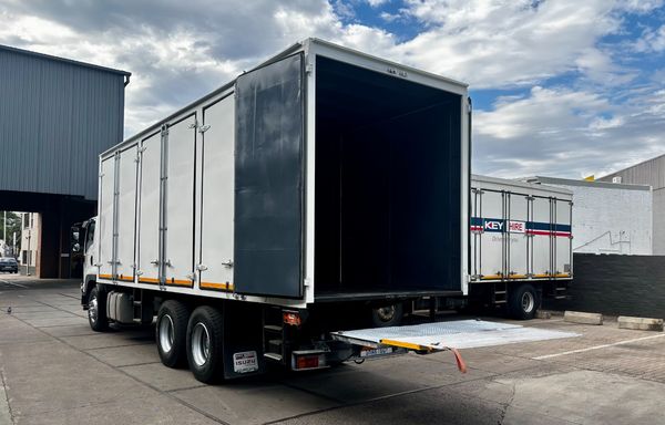 2020-Isuzu-F-Series-FVZ1400-Multi-Door-with-Tail-Lift image:5