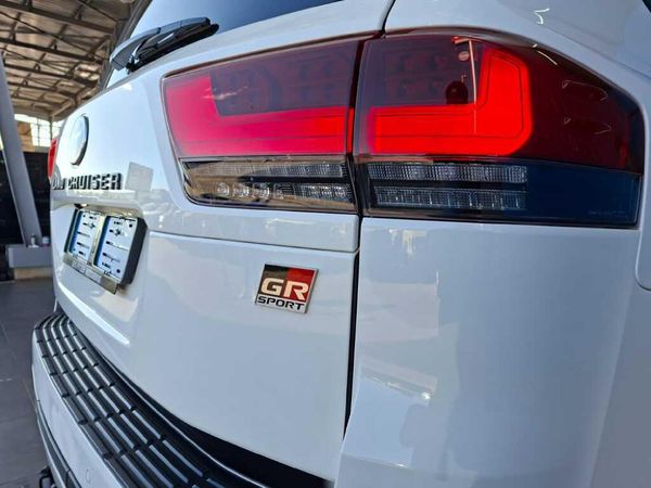 2023-Toyota-Land-Cruiser-300-V6-35-T-GR-S image:9