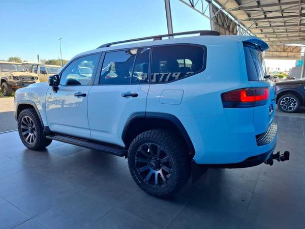 2023-Toyota-Land-Cruiser-300-V6-35-T-GR-S image:3