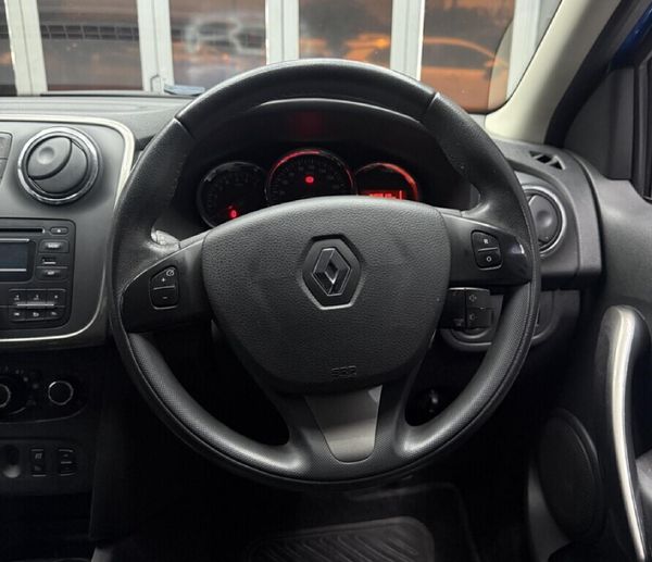 2015-Renault-Sandero-900T-Stepway image:9