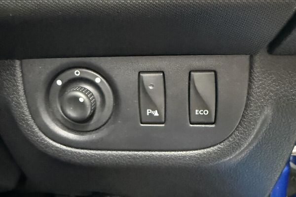 2015-Renault-Sandero-900T-Stepway image:11