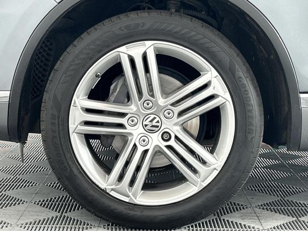 2015-Volkswagen-Touareg-GP-30-V6-TDI-Luxury-Auto image:4