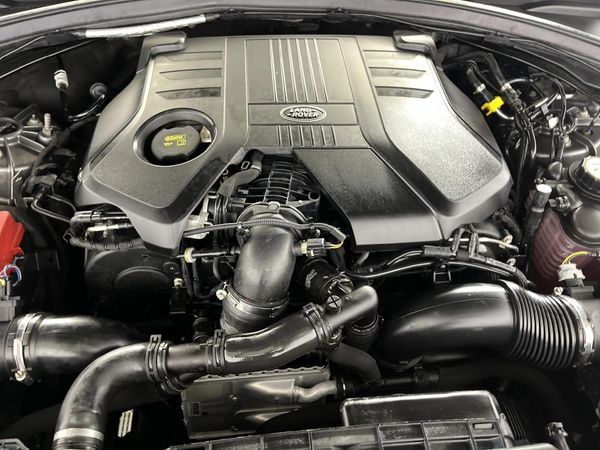 2018-Land-Rover-Range-Rover-Velar-30-D-D300 image:13