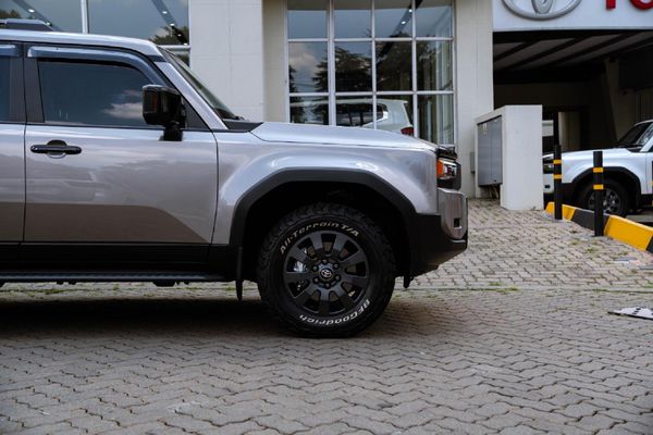2025-Toyota-Land-Cruiser-Prado-VX-R-28GD-Auto image:5