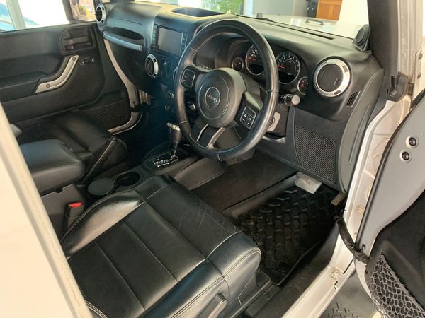 2013-Jeep-Wrangler-36-V6-Sahara-2-dr-Auto image:9