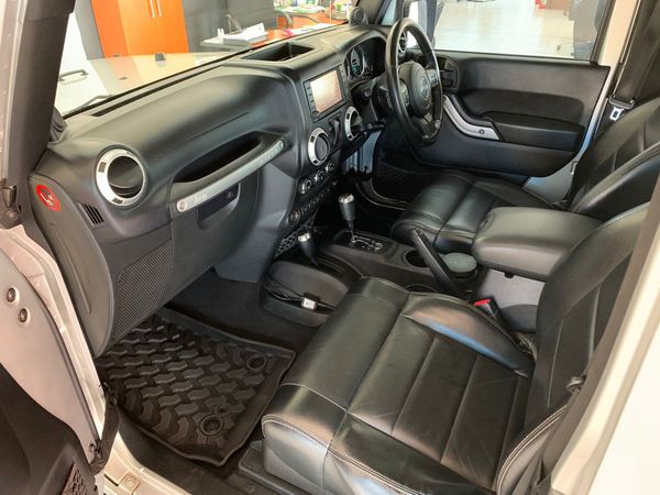 2013-Jeep-Wrangler-36-V6-Sahara-2-dr-Auto image:11