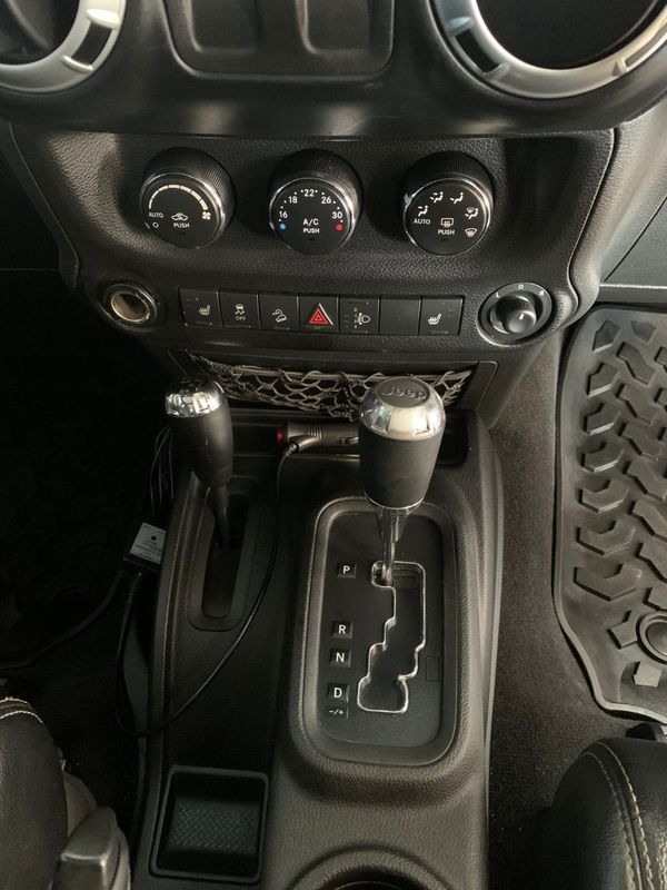 2013-Jeep-Wrangler-36-V6-Sahara-2-dr-Auto image:19