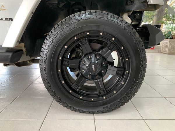 2013-Jeep-Wrangler-36-V6-Sahara-2-dr-Auto image:22