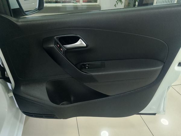 2022-Volkswagen-Polo-Vivo-16-Comfortline-Auto-5-dr image:7
