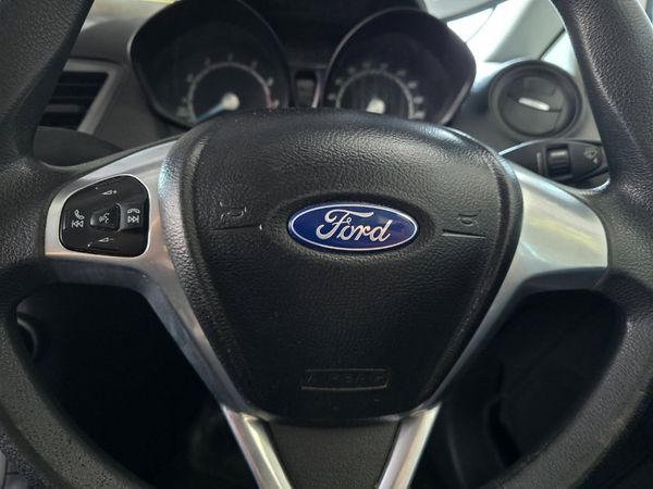 2015-Ford-Fiesta-14-Ambiente-5-dr image:11