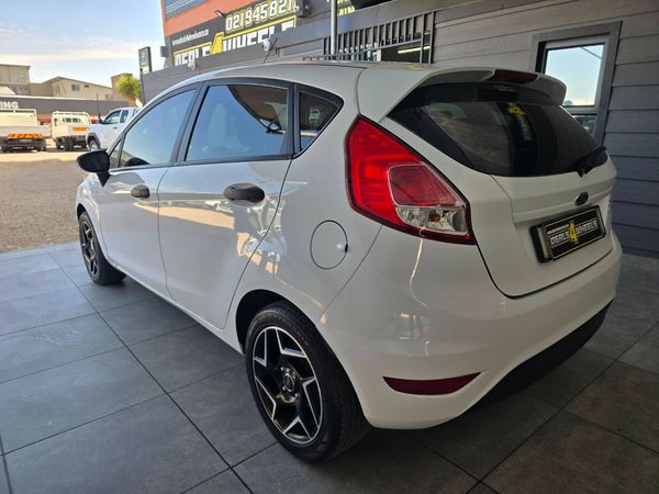 2015-Ford-Fiesta-14-Ambiente-5-dr image:5