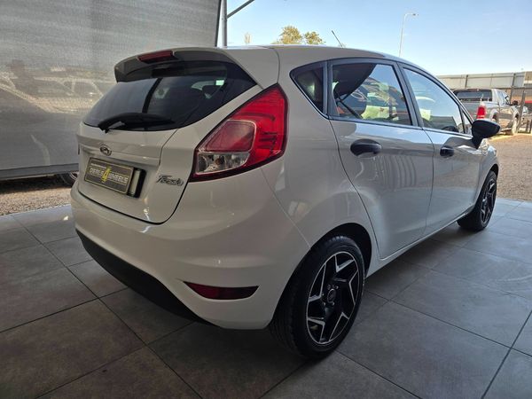 2015-Ford-Fiesta-14-Ambiente-5-dr image:7