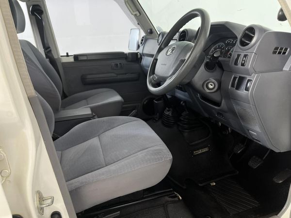2020-Toyota-Land-Cruiser-79-45-D-Double-Cab image:9