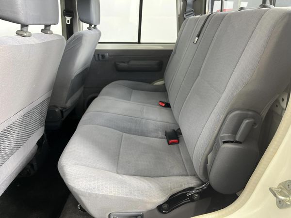 2020-Toyota-Land-Cruiser-79-45-D-Double-Cab image:3