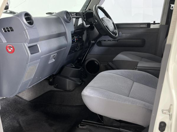 2020-Toyota-Land-Cruiser-79-45-D-Double-Cab image:8