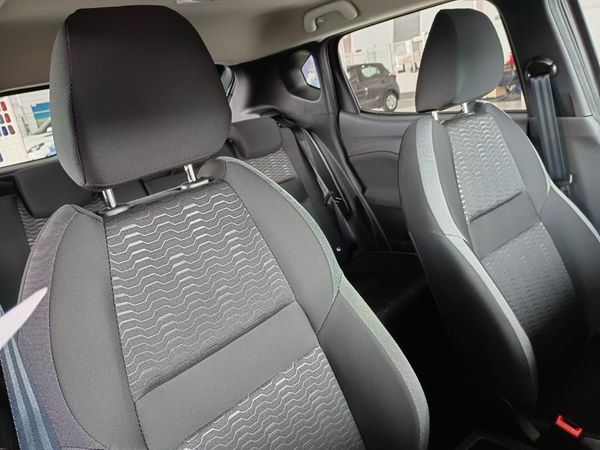 2026-Nissan-Magnite-10-Visia-MT-Touch-screen-radio-included image:9