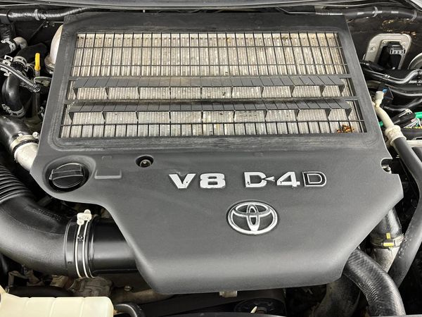 2018-Toyota-Land-Cruiser-200-45-D-V8-VX-R-Auto image:12