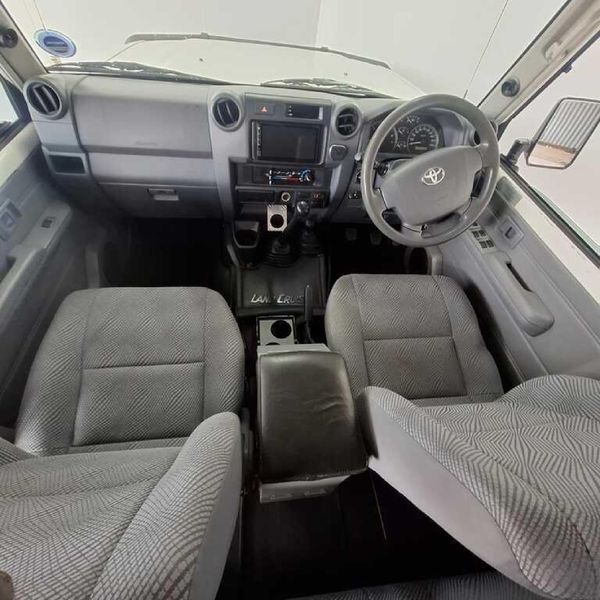 2013-Toyota-Land-Cruiser-79-40-Double-Cab image:9