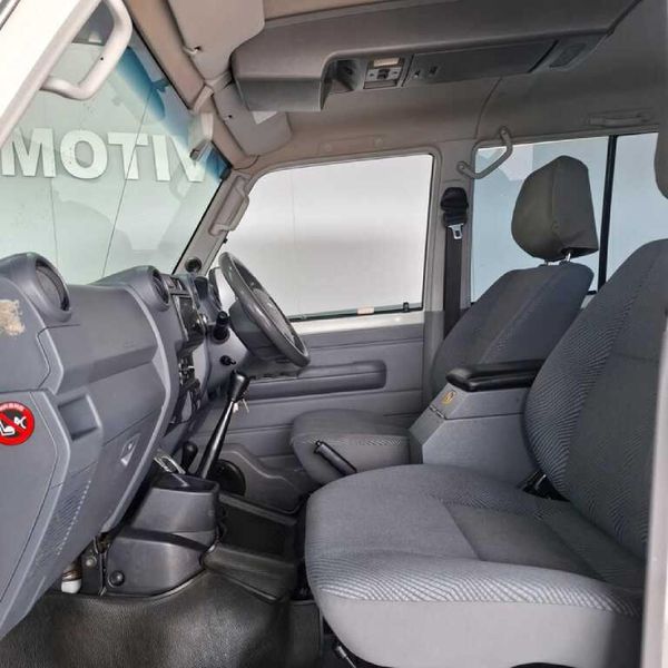 2013-Toyota-Land-Cruiser-79-40-Double-Cab image:10