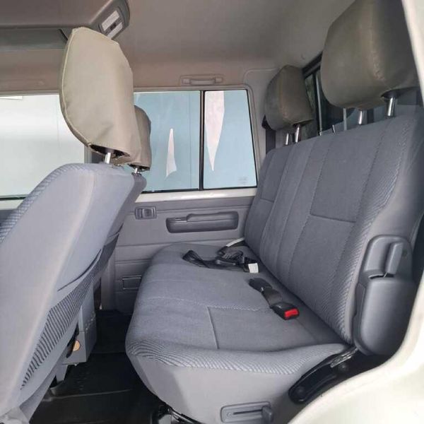 2013-Toyota-Land-Cruiser-79-40-Double-Cab image:11