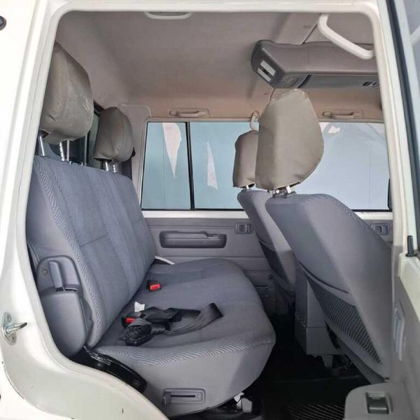 2013-Toyota-Land-Cruiser-79-40-Double-Cab image:12