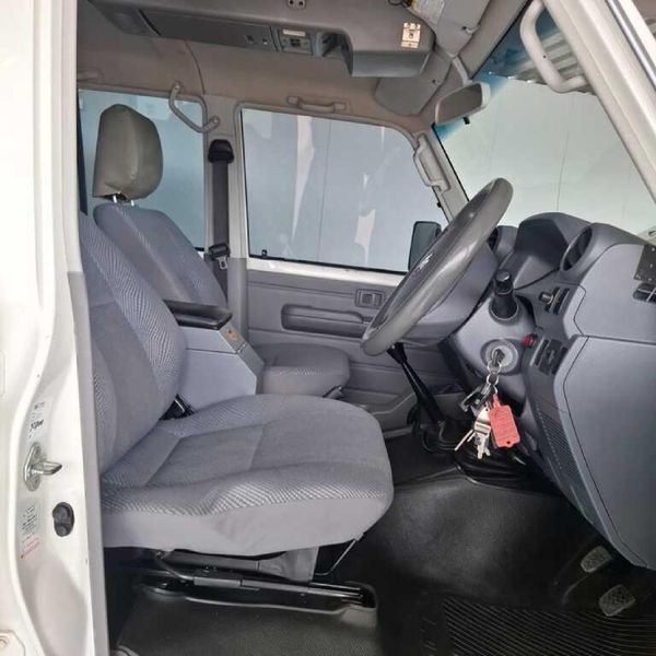 2013-Toyota-Land-Cruiser-79-40-Double-Cab image:13