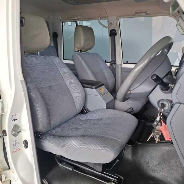 2013-Toyota-Land-Cruiser-79-40-Double-Cab image:14