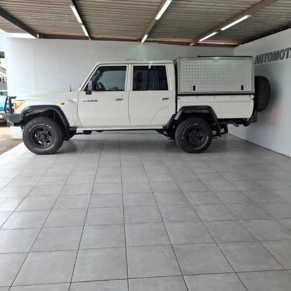 2013-Toyota-Land-Cruiser-79-40-Double-Cab image:18