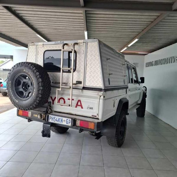 2013-Toyota-Land-Cruiser-79-40-Double-Cab image:1