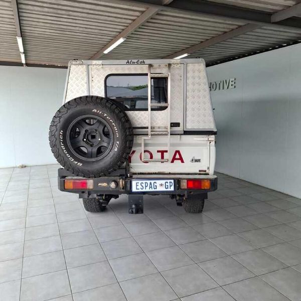2013-Toyota-Land-Cruiser-79-40-Double-Cab image:5