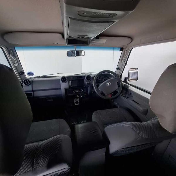 2013-Toyota-Land-Cruiser-79-40-Double-Cab image:8