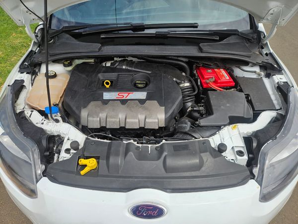 2014-Ford-Focus-20-GTDi-ST3-5-dr image:9