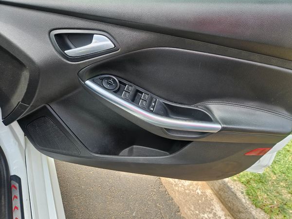 2014-Ford-Focus-20-GTDi-ST3-5-dr image:16