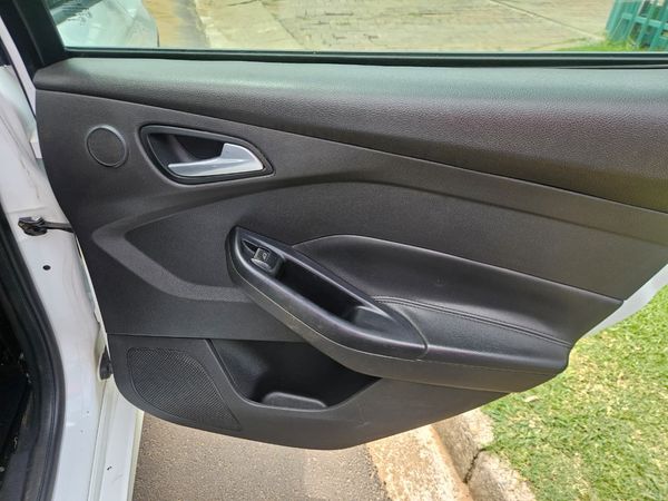 2014-Ford-Focus-20-GTDi-ST3-5-dr image:17