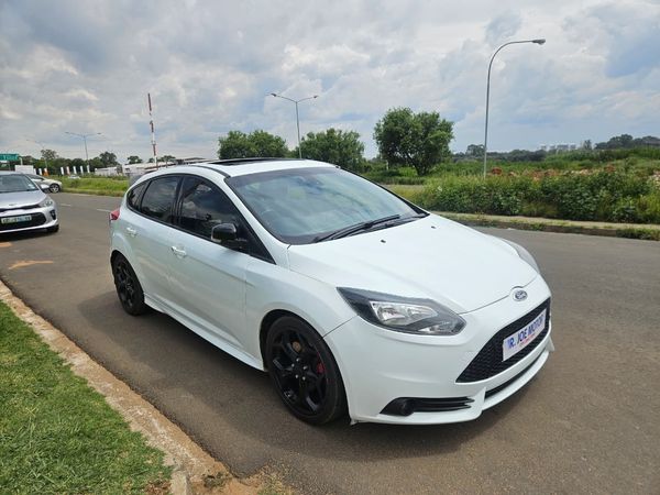2014-Ford-Focus-20-GTDi-ST3-5-dr image:1
