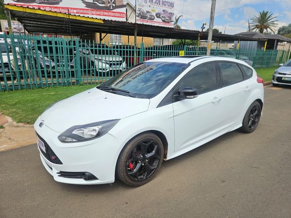 2014-Ford-Focus-20-GTDi-ST3-5-dr image:3