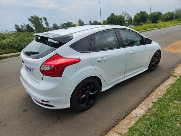 2014-Ford-Focus-20-GTDi-ST3-5-dr image:4