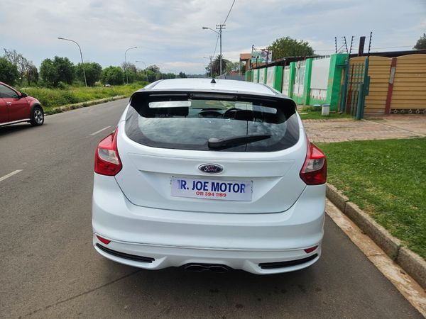 2014-Ford-Focus-20-GTDi-ST3-5-dr image:5