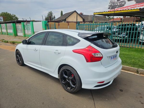 2014-Ford-Focus-20-GTDi-ST3-5-dr image:6