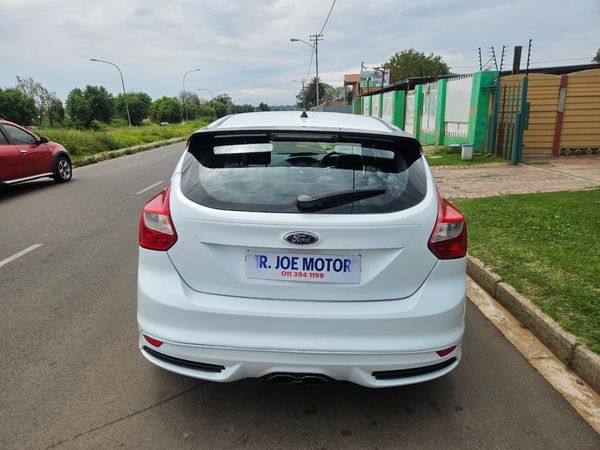 2014-Ford-Focus-20-GTDi-ST3-5-dr image:7