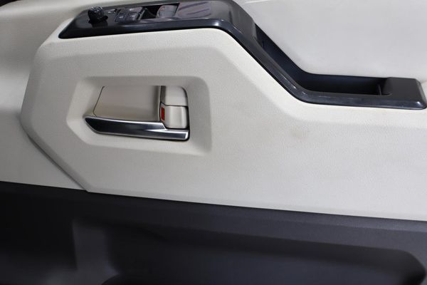 2019-Toyota-Quantum-28-GL-14-Seat image:17