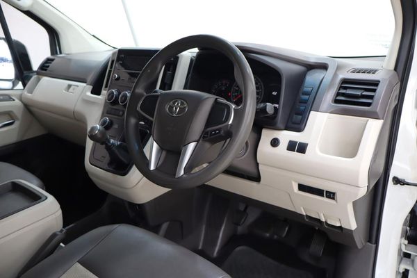 2019-Toyota-Quantum-28-GL-14-Seat image:4