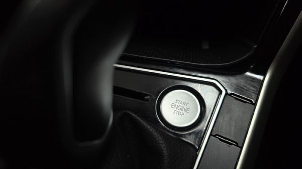 2025-Volkswagen-Polo-Sedan-10TSI-Style image:9