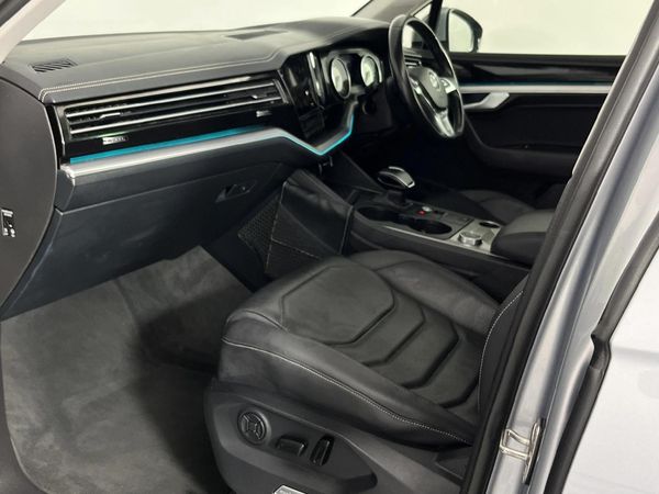 2018-Volkswagen-Touareg-30-TDI-V6-Executive image:8