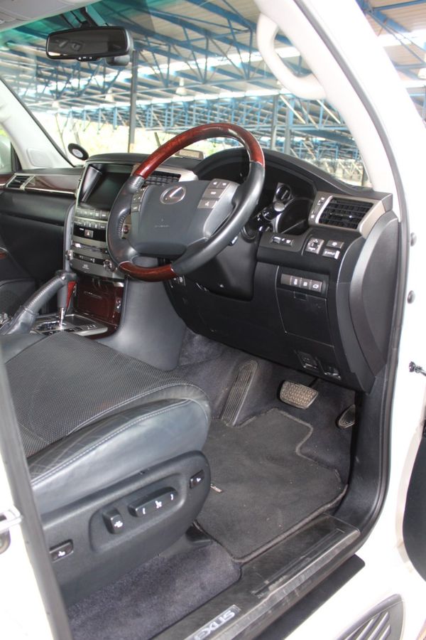 2014-Lexus-LX-570-SE-Auto image:9