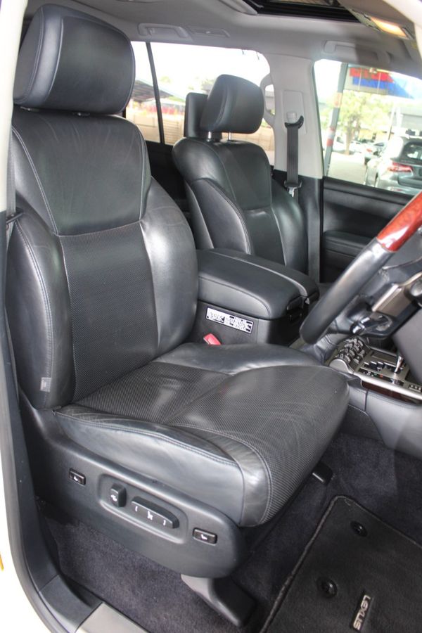 2014-Lexus-LX-570-SE-Auto image:10