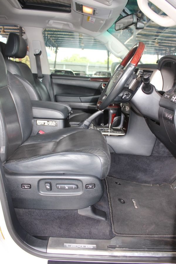 2014-Lexus-LX-570-SE-Auto image:11