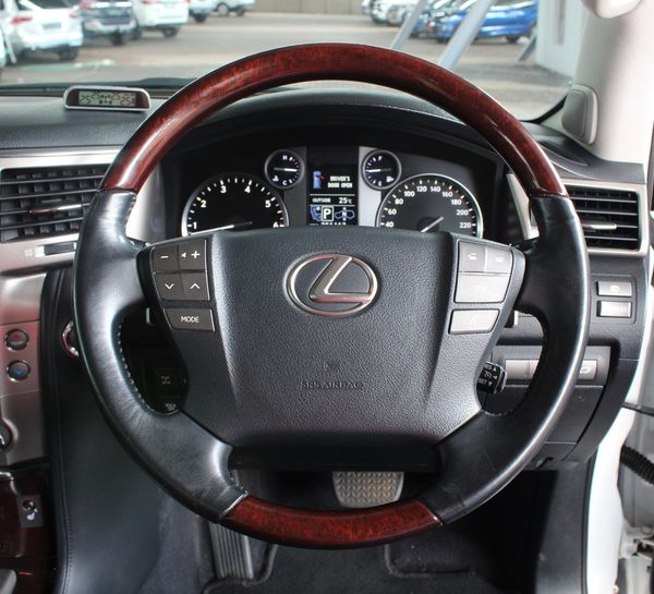 2014-Lexus-LX-570-SE-Auto image:13